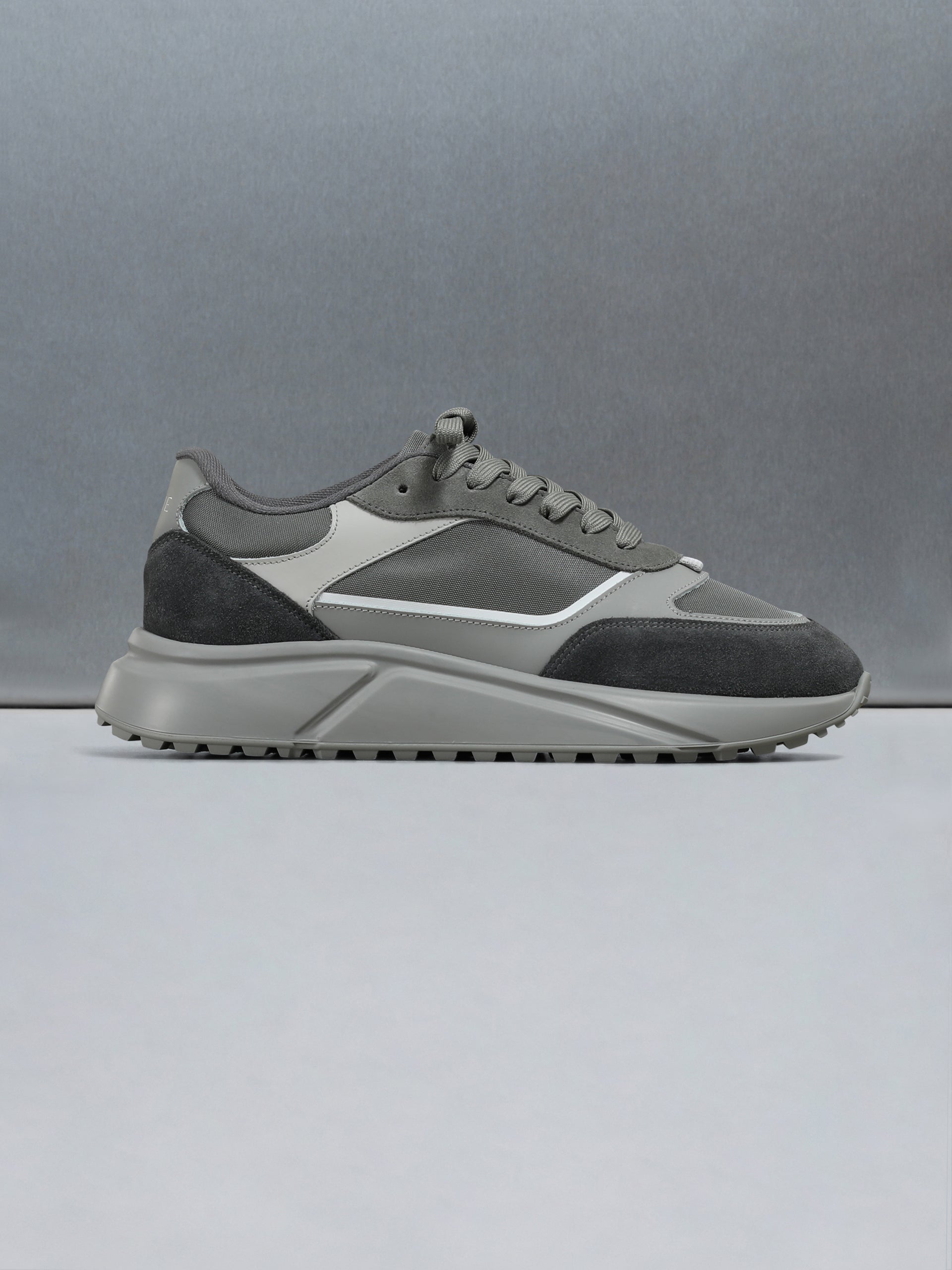 Technical Runner in Triple Tonal Grijs