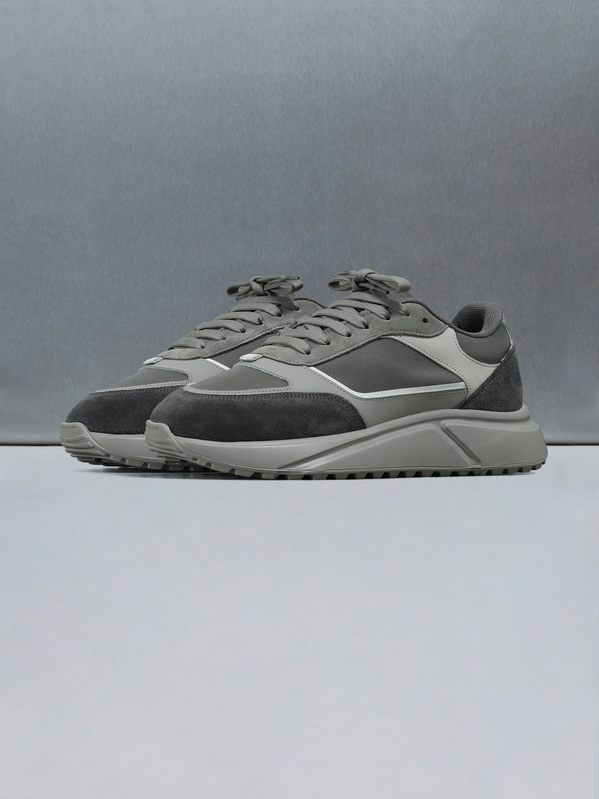 Technical Runner in Triple Tonal Grijs